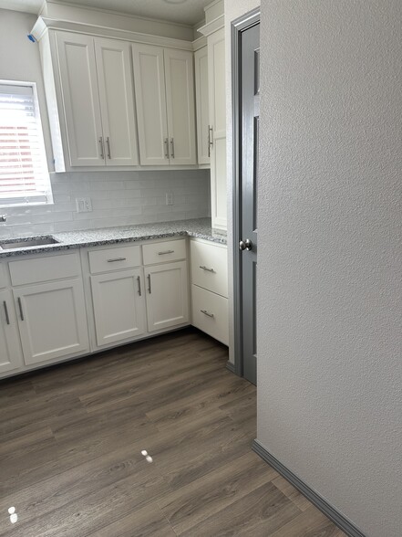 Building Photo - 855 W Castillo Ave