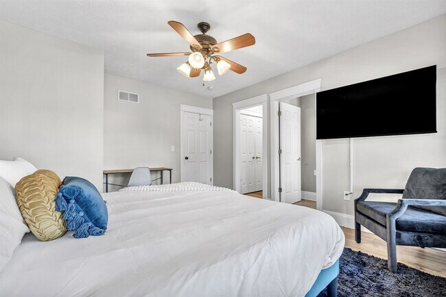 Building Photo - 1501 E 105th St