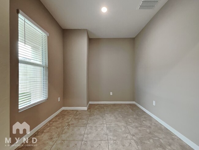 Building Photo - 4839 E Village Dr