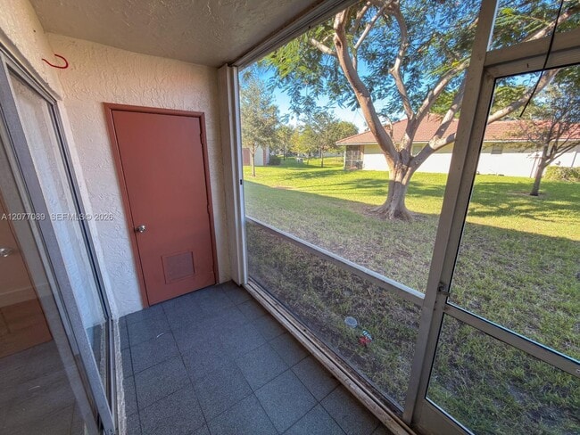 Building Photo - 9937 Three Lakes Cir