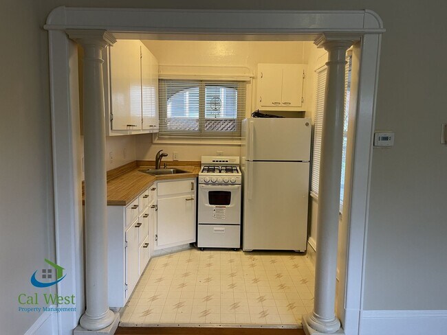 Building Photo - $2495 - 1Bed 1Bath Beautiful Duplex on a Tree Lined Street in the Rose Garden Area!
