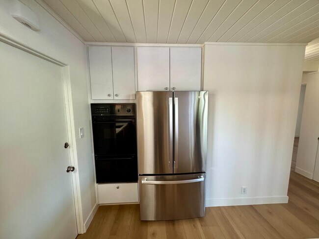 Building Photo - 554 Maple Ave