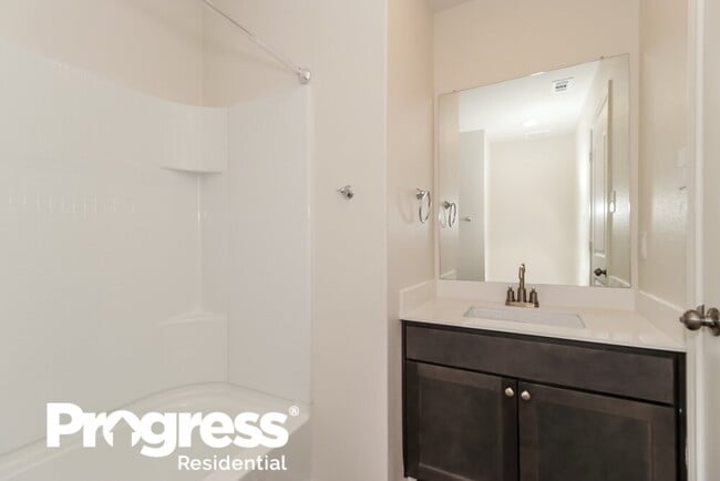 Building Photo - 1313 Woodwinds Dr