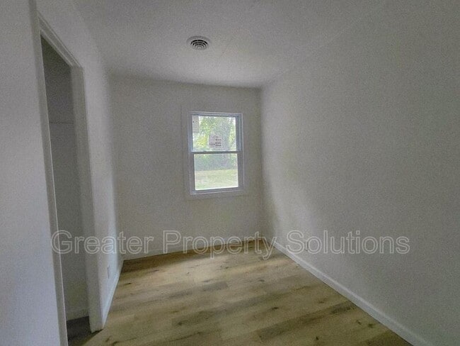 Building Photo - 2411 Del Plain Ave