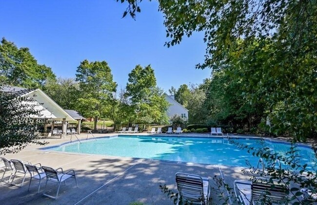 Building Photo - 1496 Brentwood Dr
