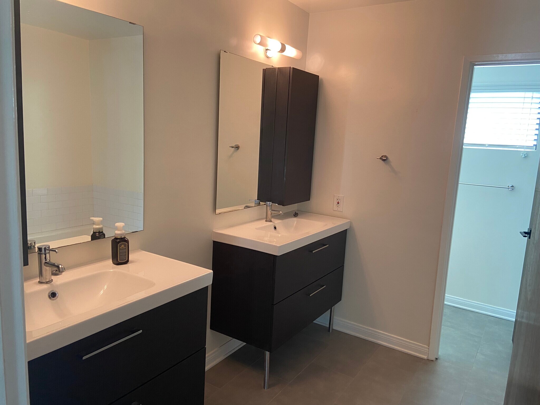 Building Photo - 2117 Carnegie Ln