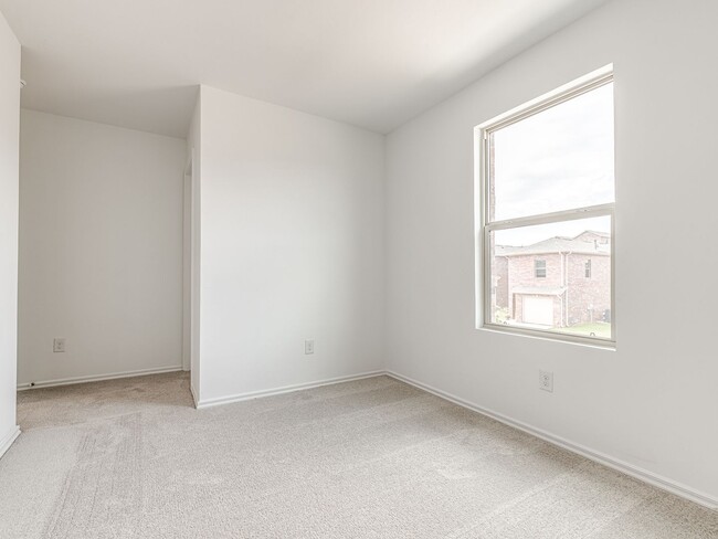 Building Photo - Brand New Home + Edmond Schools + Washer &...