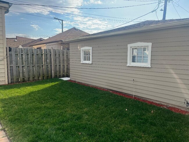 Building Photo - 5530 N Mango Ave