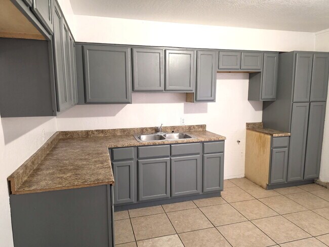 Building Photo - MOVE-IN READY 3 BEDROOM WITH $250 BONUS – ALL TILE & CENTRAL AIR OFFERING $500 GIFT CARE AFTER SU...