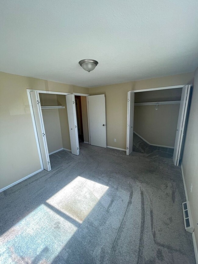 Building Photo - 255 Otis Ct