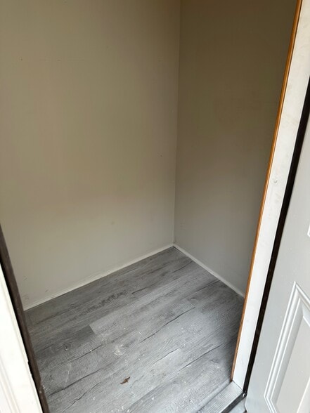 Building Photo - 939 Kingsbury Dr