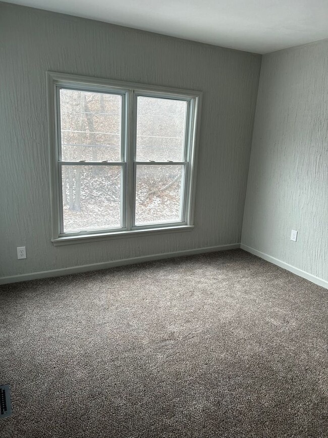 Building Photo - 3 bedroom house