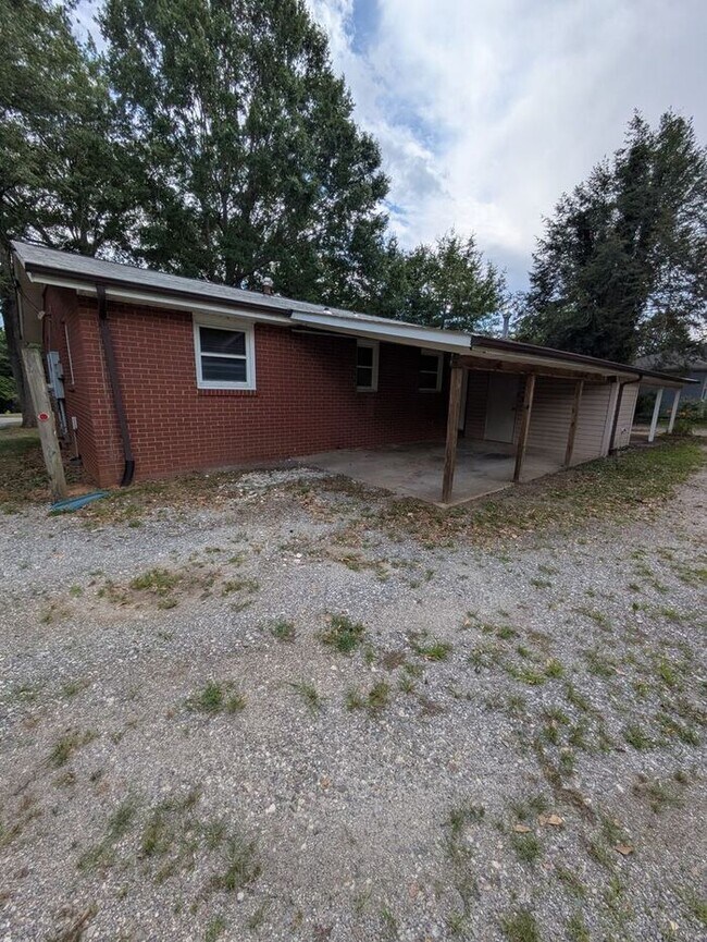 Building Photo - 2BD/1BA Duplex in Hickory