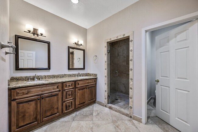 Building Photo - 6937 E Paradise Ln