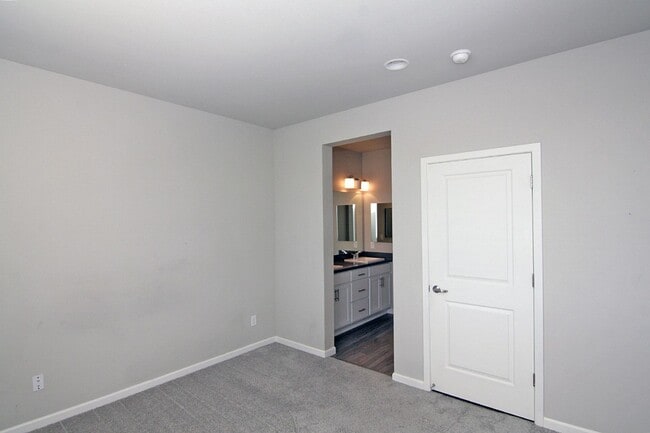 Building Photo - Clean, modern, move-in ready townhouse!