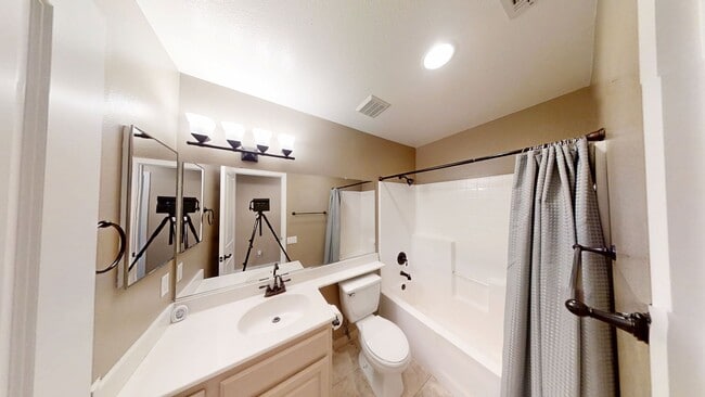 Building Photo - Beautiful 4 Bedroom 2 Bathroom House in Be...