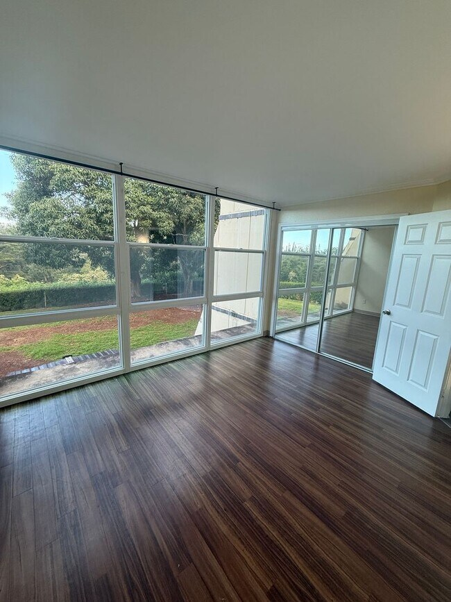Building Photo - 3 bedroom 2 bath condo in Ridgecrest in  Waikalani comes with 2 parking