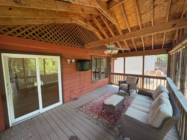 Building Photo - 6808 River Ridge Dr