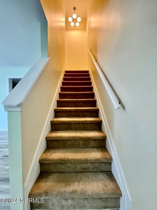 Building Photo - 143 Apache Trail