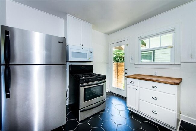 Building Photo - 906 E 53rd St