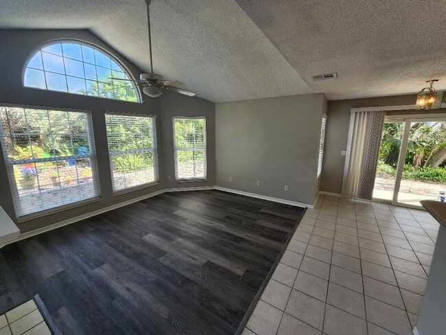 Building Photo - Remodeled beach condo steps away from the ...