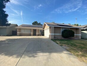 Building Photo - Charming home for rent in Visalia