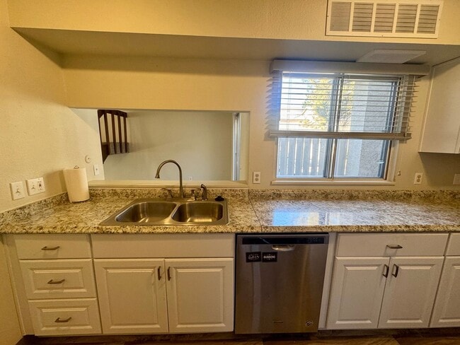 Building Photo - 2 Bedroom Townhome with Pool and Fitness Center/Centrally Located!!