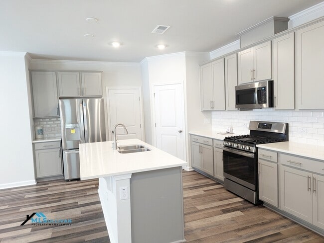 Building Photo - 5866 Woodlawn Dr