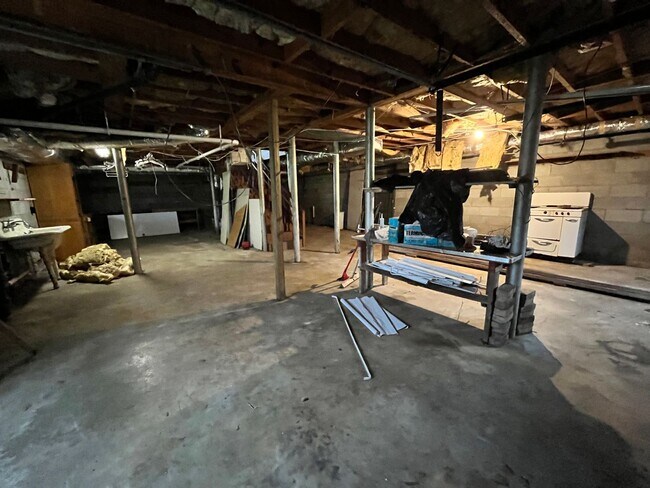 Building Photo - 3 Bedrooms, 1.5 Bathroom - Home in Sherwood Forest!