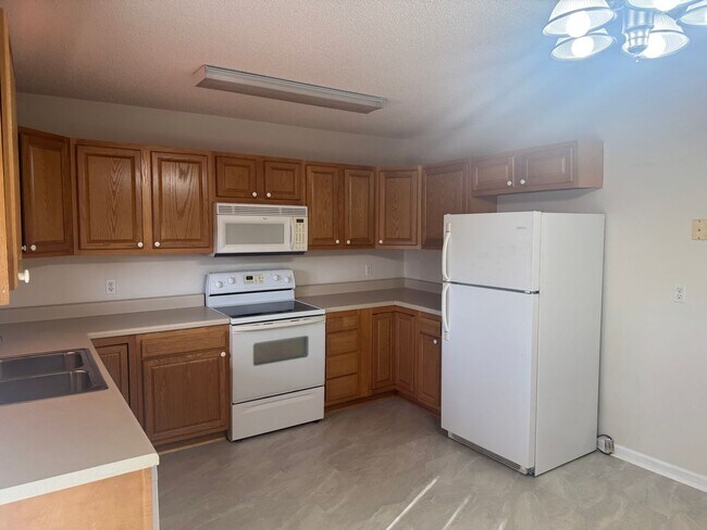 Building Photo - Updated Townhouse In Hunter Hills