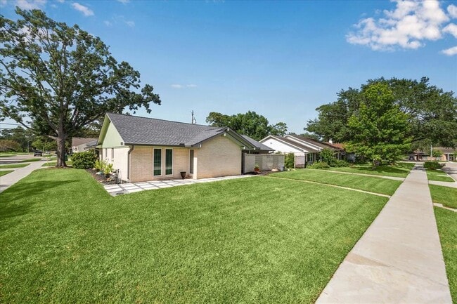 Building Photo - 1114 Chantilly Ln