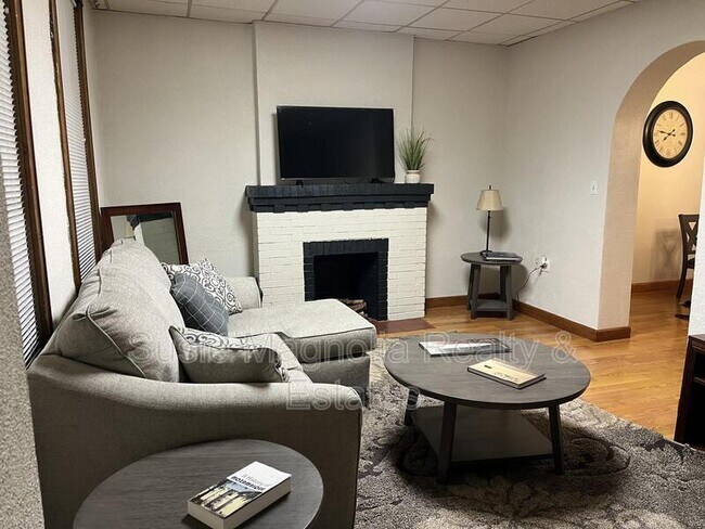 Building Photo - 736 Dover Pl