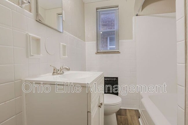 Building Photo - 987 Lilley Ave