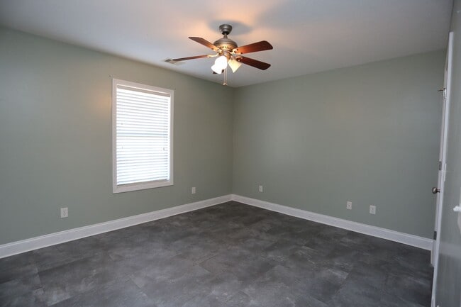 Building Photo - 3 Bedroom House close to Town!