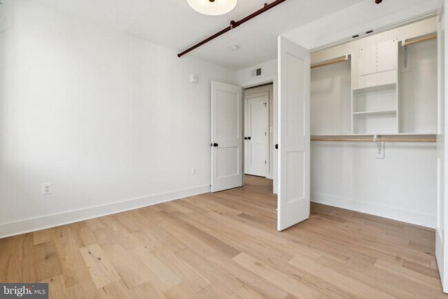 Building Photo - 901 King St