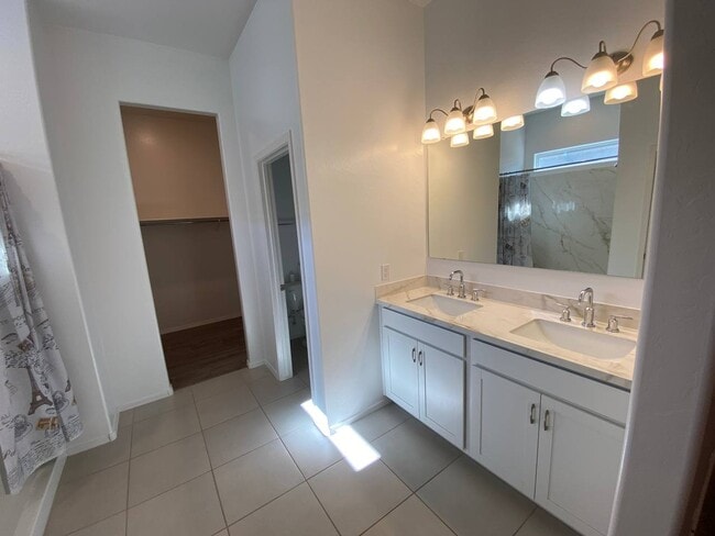 Building Photo - 15627 W Smoketree Dr