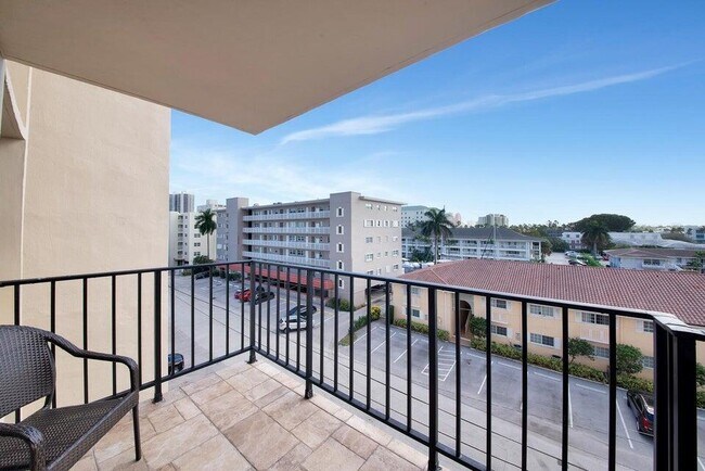 Building Photo - 2881 NE 33rd Ct