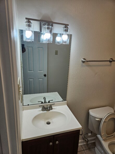 Building Photo - 3114 Vancouver Dr