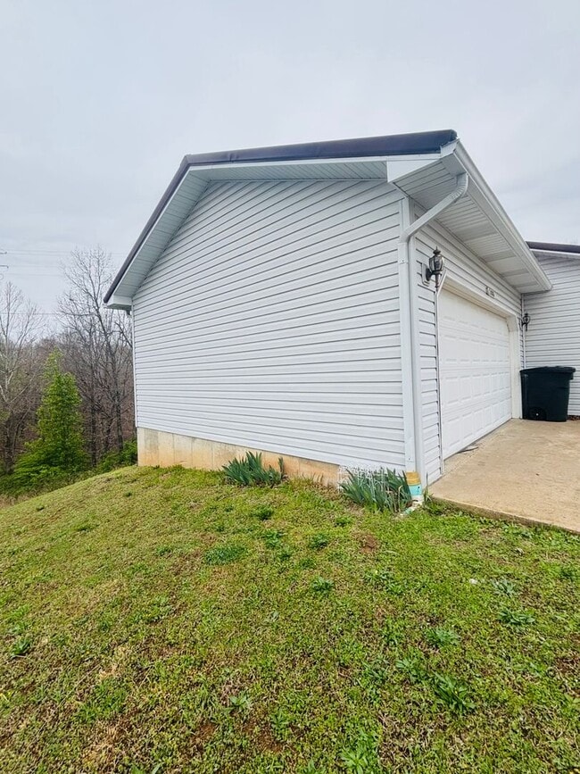 Building Photo - 4Bedroom,/2 Bath Home close to base