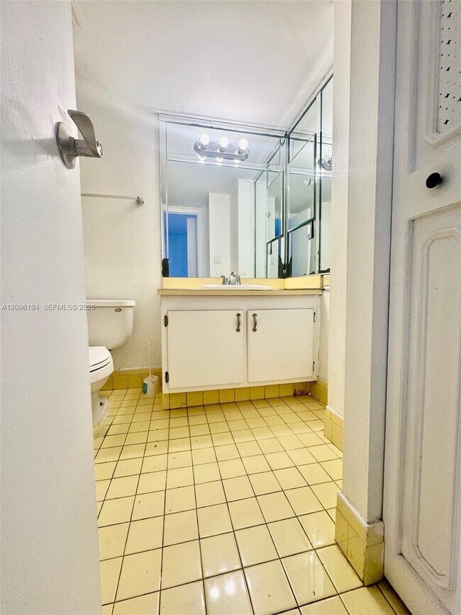Building Photo - 3475 N Country Club Dr