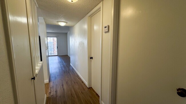 Building Photo - Las Vegas 2-Bed, 2-Bath Condo in Secure Ga...