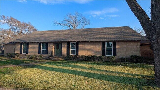Building Photo - Charming 3-Bed, 2-Bath Oasis on West 6th Street - Spacious 2,685 Sq Ft Home in McGregor, TX!