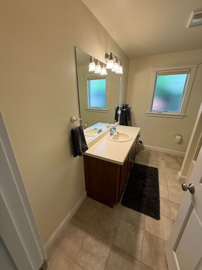 Building Photo - 3 Bed 2 Bath Large Beautiful Home
