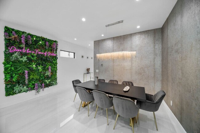 Building Photo - 547 NE 16th Ave