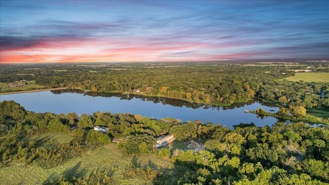 Building Photo - 409 Willow Dr