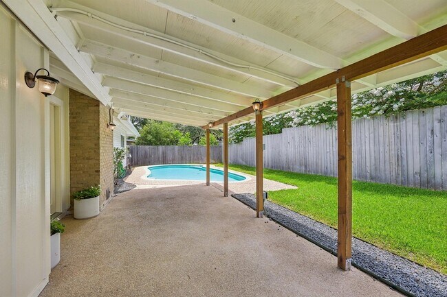 Building Photo - 2717 Charlesworth Dr