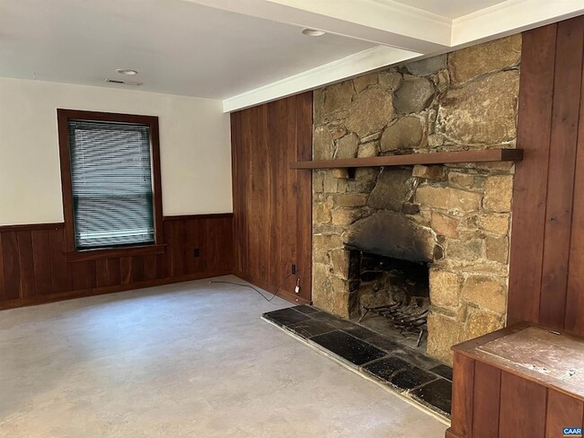 Building Photo - 1127 Round Hill Dr