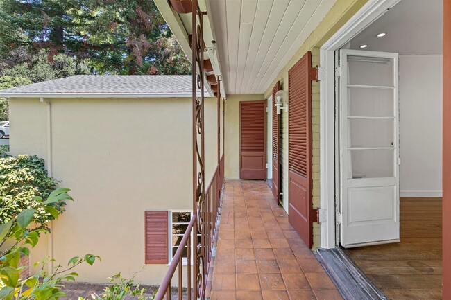 Building Photo - Large, Beautiful Upper Piedmont Home
