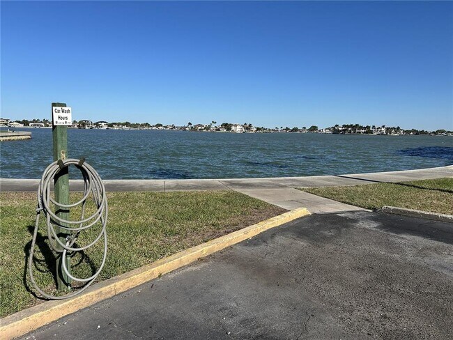 Building Photo - 7625 Sun Island Dr S