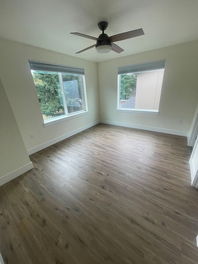 Building Photo - Stunning Three Bedroom Town Home In Lebanon OR!